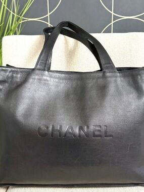 Authentic CHANEL Black Leather Tote Bag. 👛🥰